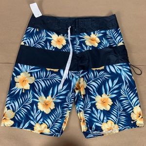 70. NWT Mens‎ beach shorts